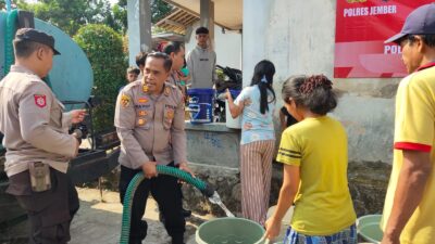 Tindaklanjuti Jumat Curhat Polres Jember Salurkan Bantuan Air Bersih Untuk Warga