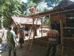 Wujudkan Mimpi Bu Lis, Babinsa Posramil Binakal Gotong Royong Bantu Bedah Rumah