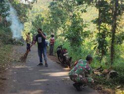 Kekompakan Babinsa Gubrih Bondowoso Dalam Jumat Bersih Bersama Warga