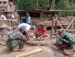 Selalu Ada Untuk Rakyat, Anggota Koramil 0822/02 Curahdami Gotong Royong Membantu Pembangunan Rumah Warga