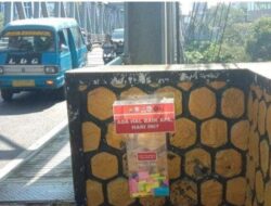 Peduli Keluh Kesah Masyarakat Polisi Pasang Box Curhat dan Motivasi di Jembatan Suhat Kota Malang