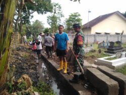 Takut Air Meluap, Babinsa Koramil/11 Tapen Bondowoso Dan Warga Perbaiki Pagar Makam