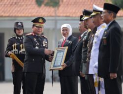 Hari Bhayangkara ke-77 Kapolda Jatim Beri Penghargaan Tan Hana Dharma Mangrwa Kepada Forkopimda Jawa Timur