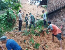 Kompak TNI – Polri Bersama Warga di Trenggalek Gotong Royong Bersihkan Material Tanah Longsor