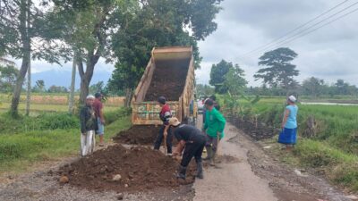 Al Fatih Indonesia Membuat Warga dan Pengguna Jalan Terharu, Ternyata Ini yang Dilakukan