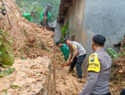 Tanggap Bencana, Polisi Bantu Evakuasi Korban Banjir dan Tanah Longsor di Malang