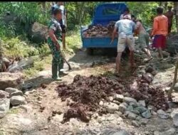 Atasi Kesulitan Warga, Babinsa Koramil Klabang Bondowoso Bantu Perbaikan Jalan