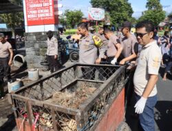 Polres Bondowoso Melaksanakan Kegiatan Pembersihan Sampah di Pasar Induk