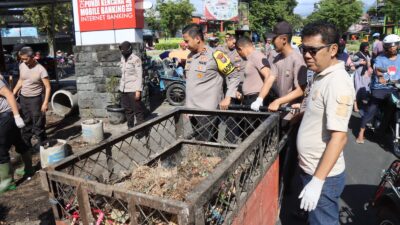 Polres Bondowoso Melaksanakan Kegiatan Pembersihan Sampah di Pasar Induk