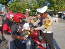 Operasi Patuh Semeru 2023 Polisi Berbagi Helm Gratis di Ngawi